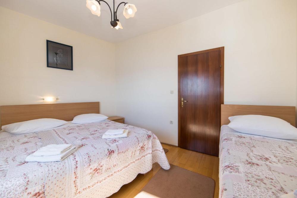 Apartments Dominko Brist Bagian luar foto